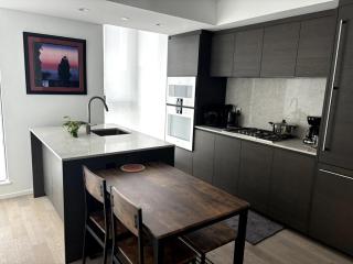 Urban Retreat 2BR Condo with Stunning City View - Vancouver - 4