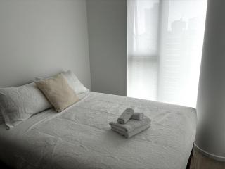 Urban Retreat 2BR Condo with Stunning City View - Vancouver - 1