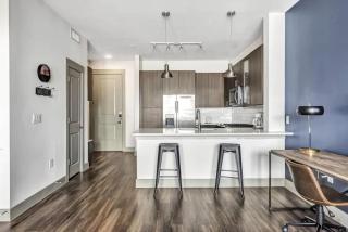Boulevard Stays Dashing 1BR Suite Pool Parking Gym E - 3