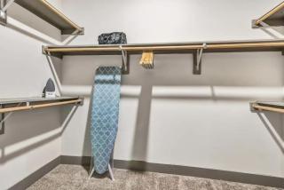 Boulevard Stays Dashing 1BR Suite Pool Parking Gym E - 2