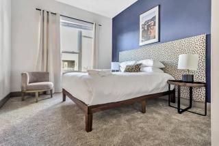 Boulevard Stays Elegant 2BR Retreat Parking Gym Pool - 5