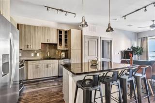 Boulevard Stays Elegant 2BR Retreat Parking Gym Pool - 6