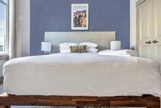 Boulevard Stays Elegant 2BR Retreat Parking Gym Pool - 1