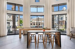 Boulevard Stays Chic 1BR Near Stadium Pool Access Gym & Free Parking - Glendale - 3
