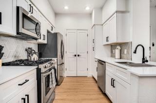 Boulevard Stays Luxe 1BR by Stadium Pool Parking Gym 03 - Glendale - 2
