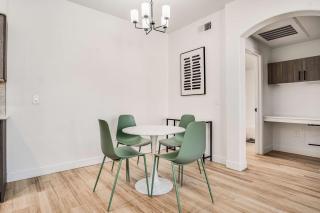 Boulevard Stays Luxe 1BR by Stadium Pool Parking Gym 07 - Glendale - 2