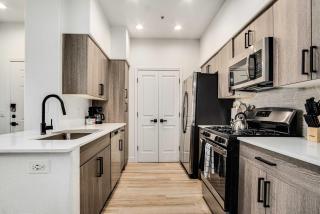 Boulevard Stays Luxe 1BR by Stadium Pool Parking Gym 07 - Glendale - 3