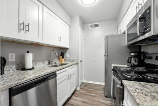 Comfortable 2br Extended Stay I Onsite Parking - 1