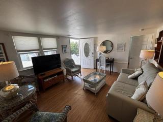 Pet Friendly Wifi Beach Badges Beach Chairs Balcony Bayview Deckkeurig Handicap Access Elevator Os Streaming Tv - Brant Beach - 0