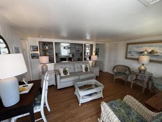 Pet Friendly Wifi Beach Badges Beach Chairs Balcony Bayview Deckkeurig Handicap Access Elevator Os Streaming Tv - 9
