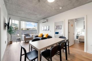 Modern 4BR City Retreat with Stunning Views - Chicago - 8