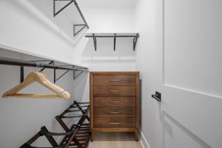 PFR Suites - Highland, 3BR 2BA Shadyside Condo, Penthouse Unit, 2 Decks, Off-Street Parking, 4th Floor Walkup - 2