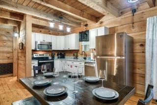 Serene Retreat Hot Tub, Fire Pit, Arcade Fun - 5
