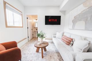 Chic Garden Suite Hideaway 2Bedroom Games Room - Edmonton - 6