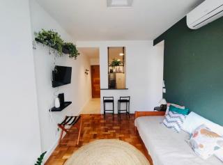 Confortável e funcional - ideal para casal e família no melhor quarteirão de Copa RJ- wi fi - 2 banheiros completos - 2 tvs e 2 ar cond com garagem - 2