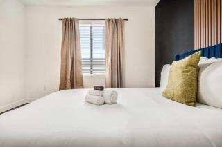Boulevard Stays Luxe 2BR by the Stadium Pool Parking Gym 06 - Glendale - 1