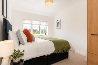 Spacious 3-bed Home in Nottingham by Renzo, Driveway Parking, Minutes from M1! - 7