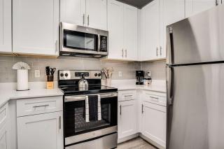 Boulevard Stays 1BR by the Stadium Pool Parking Gym 11 - Glendale - 3