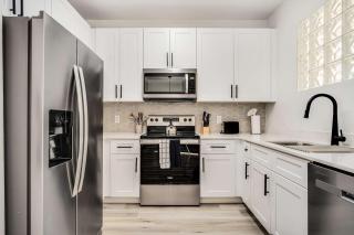 Boulevard Stays 1BR by Stadium Pool Parking Gym 02 - Glendale - 3