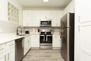 Boulevard Stays 1BR by Stadium Pool Parking Gym 04 - Glendale - 2