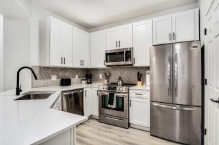 Boulevard Stays 2BR by Stadium Pool Parking Gym 05 - Glendale - 6