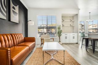 Boulevard Stays 2BR by Stadium Pool Parking Gym 07 - Glendale - 4