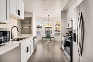 Boulevard Stays 2BR by Stadium Pool Parking Gym 08 - Glendale - 1