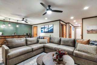 Fall Fun! 5 King Suites! Hot Tub! Fire Pit! - 8