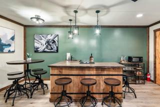Fall Fun! 5 King Suites! Hot Tub! Fire Pit! - 4