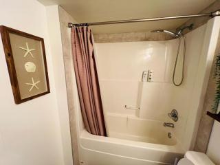 Mordern 2BedRoom Downtown Apt with Free Parking & Wifi - 8