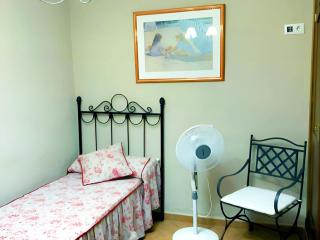 Chalet con piscina privada y amplio jardin familia y parejas - 3