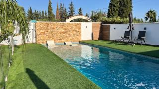 Lujo y privacidad con piscina y jardines - 0