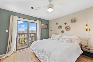 Boho Bay View Townhome w 2 King Suites - 0
