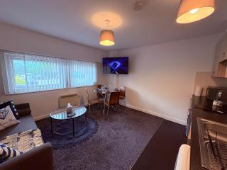 Trendy Trafford Flat With Patio - Manchester - 6