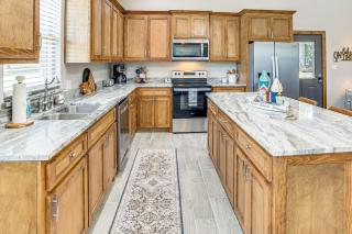 1 Mi to Lake Texoma Family Retreat with Yard - 5