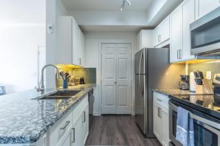 Boulevard Stays Comfy King 1BR Pool Gym & Free Parking 05 - 2