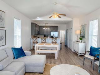 Gulf-Front Paradise 3BR Beach House Prime Location - 7