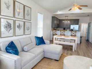 Gulf-Front Paradise 3BR Beach House Prime Location - 6