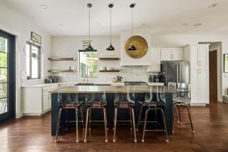 Modern Home with Casita - Balcony & Mins to DT ATX - 9