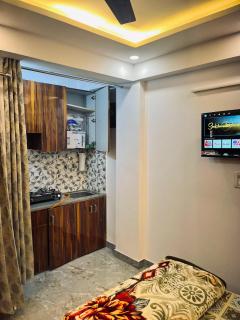 Premium Apartment in New Delhi 400m to MetroStation With AC WIFI RO TV - 5