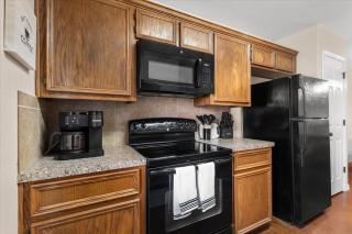 Chic 3BR Home in a Top-Rated Location - 4