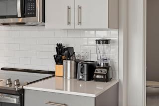 2BR City Escape Bright Sleek Spacious - 6