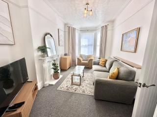 Stylish 3 Bed Home Near Oxton Village & Liverpool - 0