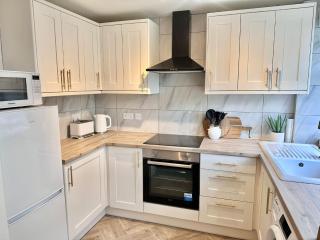 Stylish 3 Bed Home Near Oxton Village & Liverpool - 2