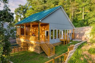Cabin w Hot Tub Game Room Scenic Smoky Mountain Views Perfect by AvantStay - 0