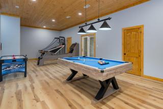 Cabin w Hot Tub Game Room Scenic Smoky Mountain Views Perfect by AvantStay - 8