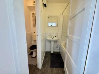 THE SPRINGFIELD SUITE - ONE BEDROOM APARTMENT - KIDDERMINSTER CENTRAL - SLEEPS 3 GUESTS - PARKING INCLUDED - WEST MIDLANDS SAFARI PARK LOCATIOn - 7