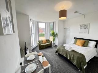 THE SPRINGFIELD SUITE - ONE BEDROOM APARTMENT - KIDDERMINSTER CENTRAL - SLEEPS 3 GUESTS - PARKING INCLUDED - WEST MIDLANDS SAFARI PARK LOCATIOn - Kidderminster - 3