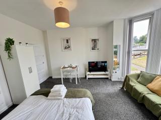 THE SPRINGFIELD SUITE - ONE BEDROOM APARTMENT - KIDDERMINSTER CENTRAL - SLEEPS 3 GUESTS - PARKING INCLUDED - WEST MIDLANDS SAFARI PARK LOCATIOn - Kidderminster - 5
