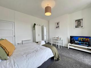 THE SPRINGFIELD SUITE - ONE BEDROOM APARTMENT - KIDDERMINSTER CENTRAL - SLEEPS 3 GUESTS - PARKING INCLUDED - WEST MIDLANDS SAFARI PARK LOCATIOn - Kidderminster - 4